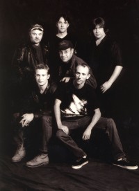 The Electrics c 1997 (l-r top: Sammy Horner, David Lyon, Davie
McArthur; bottom: Robin Callander, Paul Baird, Kenny McNichol)